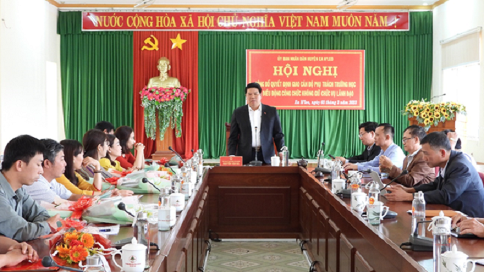 Trao quyet dinh dieu dong cong chuc va bo nhiem phu trach truong hoc 1